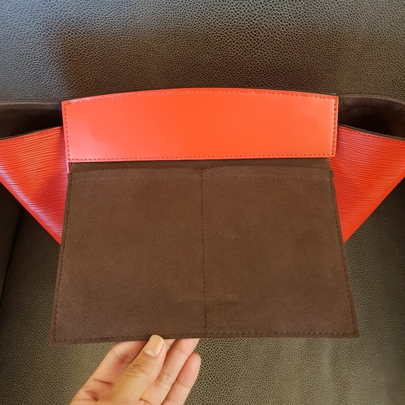 Louis Vuitton Phenix Epi Coquelicot - Picture 6 of 15